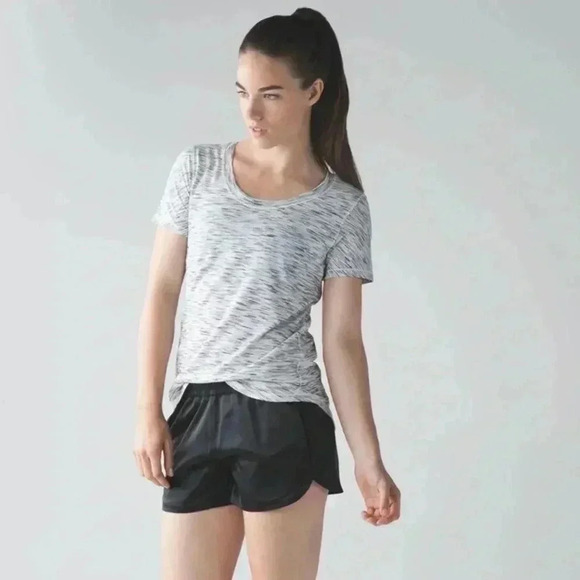 Lululemon  Getaway Short satin 2 - Picture 1 of 6